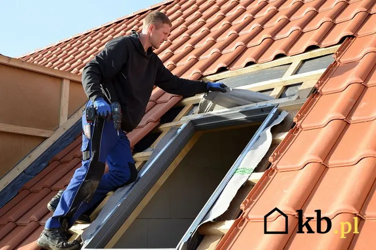 Obróbka okna dachowego nie jest łatwa. Można to jednak zrobić samodzielnie, krok po kroku, by dobrze obudować okno dachowe.