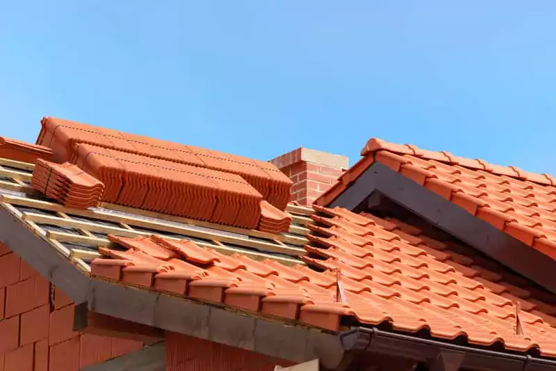 Dach pokryty dachówką ceramiczną