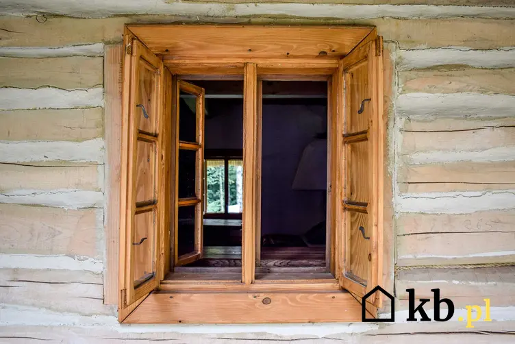 Okna skrzynkowe są typowe dla starych domów w rustykalnym lub wiejskim stylu. Są charakterystyczne i niewielkie, ale mają mnóstwo uroku