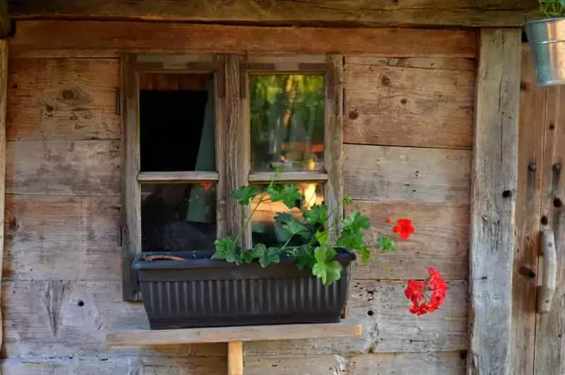 Drewniane okno skrzynkowe w domu
