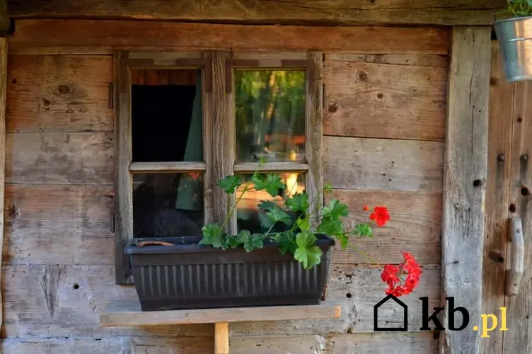 Drewniane okno skrzynkowe w starym drewnianym domu, a także rodzaje okien skrzynkowych, zastosowanie, wiodący producenci