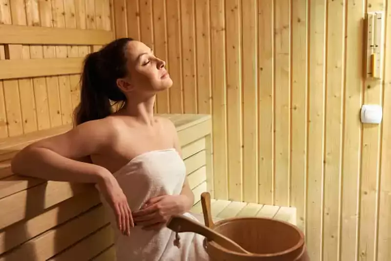 Kobieta w ręczniku w saunie