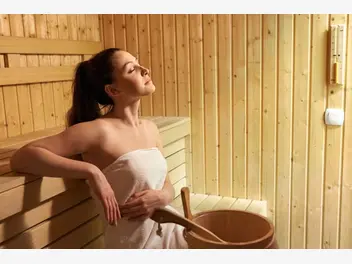 Ilustracja artykułu jak korzystać z sauny – temperatura, wilgotność, optymalny czas przebywania w saunie i poza nią