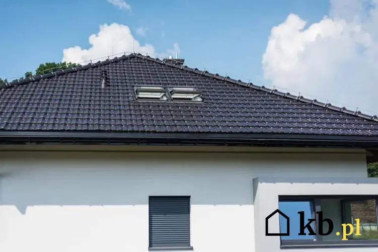 Dachówka grafitowa na dachu domu jednorodzinnego, a także opinie o dachówkach, przykładowe aranżacje oraz wady i zalety