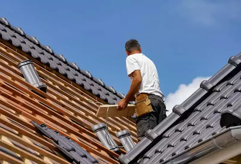 Montaż dachówki Wienerberger na dachu