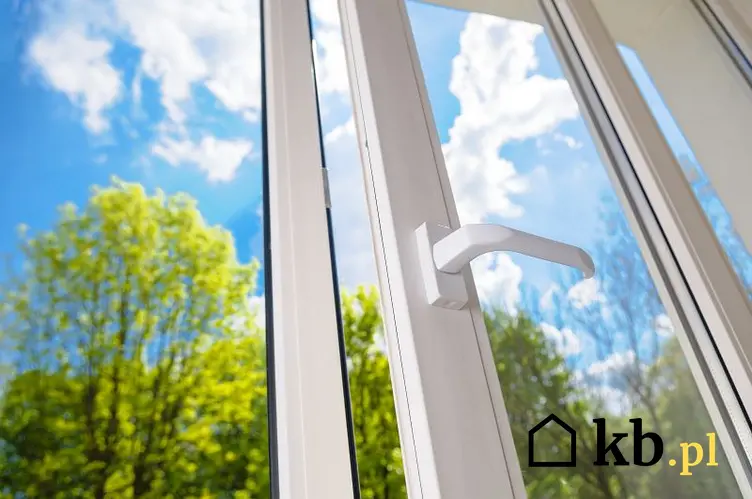 Okna plastikowe mają wiele zalet w stosunku do okien drewnianych czy aluminiowych. Są bardzo lekkie i dobrze się sprawdzają.