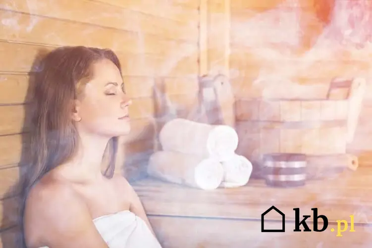 Kobieta siedząca w saunie mokrej, a także najważniejsze informacje, zalety, wady, właściwości, porady dla użytkowników