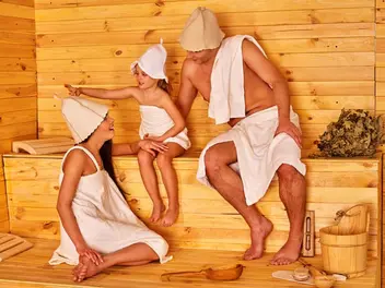 Ilustracja artykułu czapka do sauny - rodzaje, zastosowanie, porady jak korzystać
