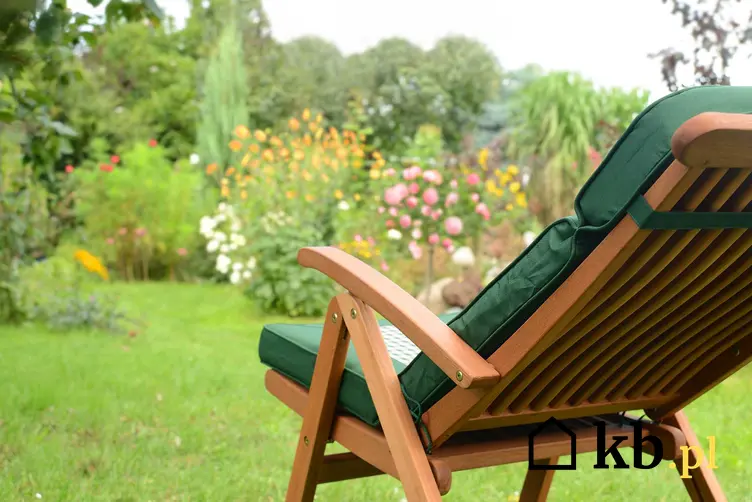 Drewniany leżak rozkładany jako doskonała porpozycja na leżak ogrodowy i element innych mebli ogrodowych