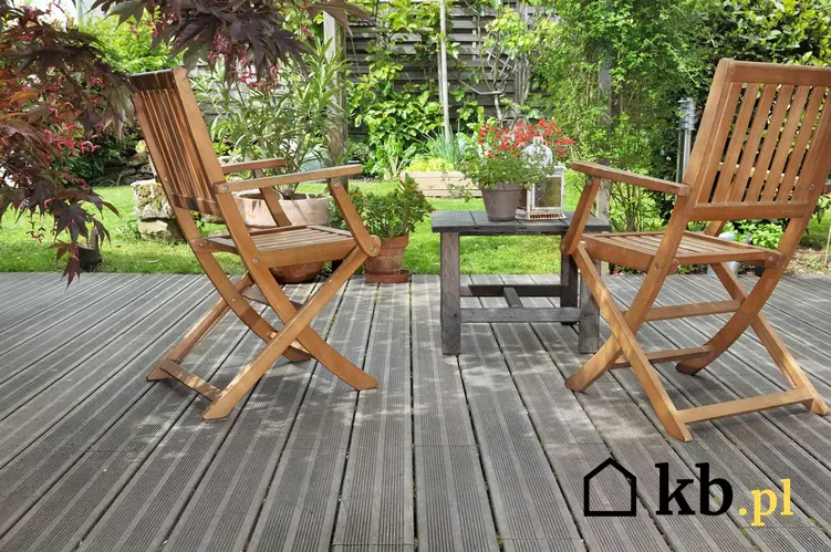 Drewniane meble ogrodowe z Obi, czyli gotowe zestawy stoli i krzesła w kolorze brązowym, a także rodzaje i modele wraz z cenami