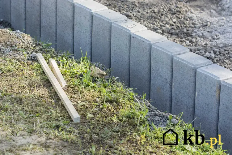 Palisada betonowa w ogrodzie - rodzaje, cena, wykonanie, porady krok po kroku, jak wykonać palisade betonową w ogrodzie