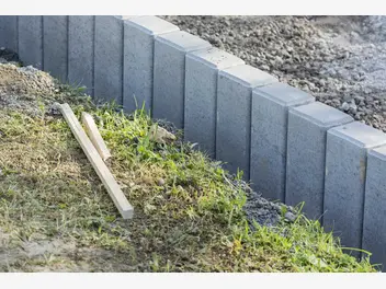 Ilustracja artykułu palisada betonowa w ogrodzie - rodzaje, cena, wykonanie, porady