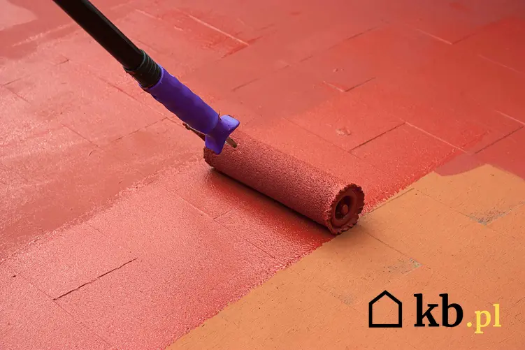 Malowanie podłogi wałkiem na czerwono. Farby Luxens, ich paleta barw oraz zastosowanie i ceny, a także najlepsze rodzaje