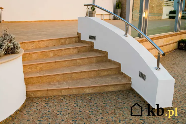 Antypoślizgowe płytki na schody jako zewnętrzne płytki na schody - rodzaje, zastosowanie i klasa ścieralności