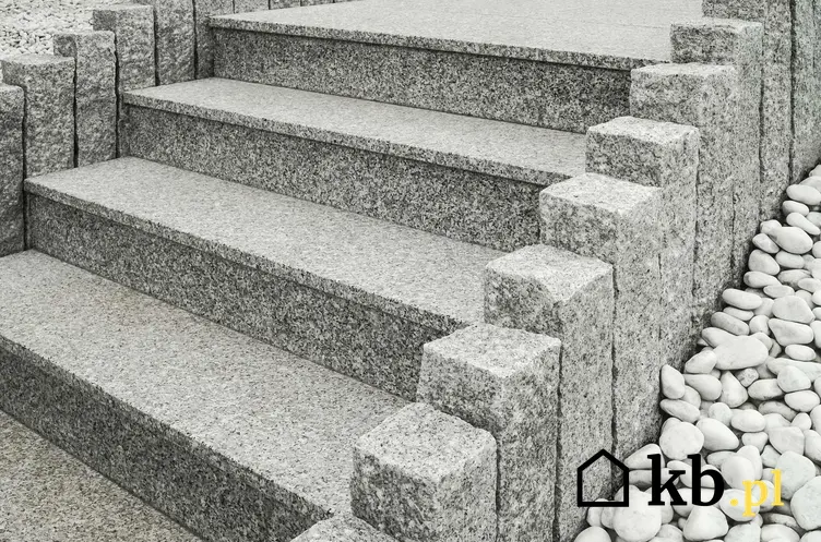 Shody granitowe z płyt granitowych na zewnętrz oraz montaż schodów z granitu, a także opinie na ich temat