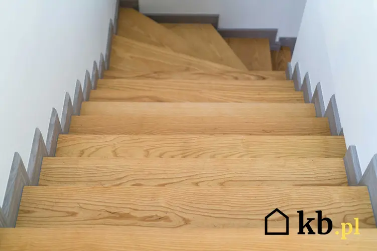 Schody jesionowe, czyli schody drewniane z jesionu jako schody wewnętrzne w domu oraz ich opis i porady przed wyborem