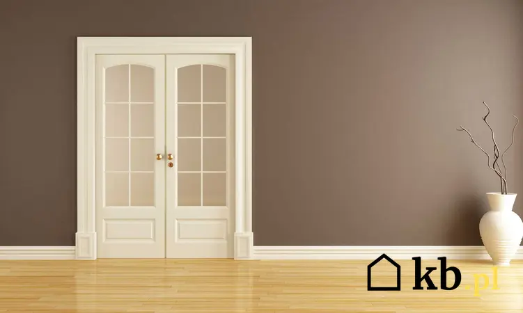 Białe drzwi przesuwne dwuskrzydłowe oraz polecane drzwi przeswuwne naścienne i drzwi przesuwne chowane w ścianę