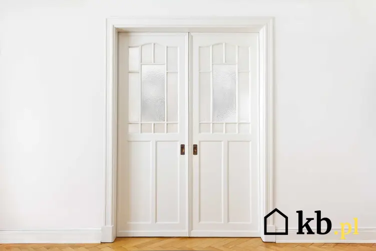 Drzwi przesuwne dwuskrzydłowe w kolorze białym oraz polecane drzwi przeswuwne naścienne i drzwi przesuwne chowane w ścianę