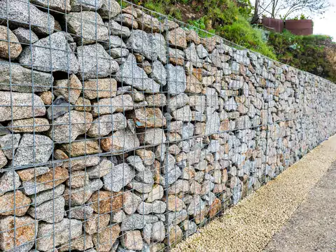 Koszty i budowa ogrodzeń gabionowych