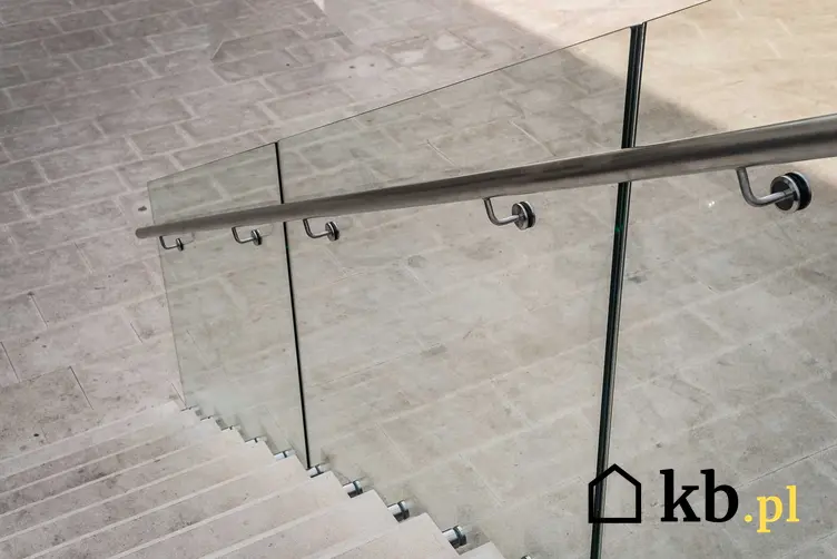 Poręcze na schody zewnętrzne, czyli polecane poręcze schodowe na szklane balustrady, ich rodzaje, opinie i ceny