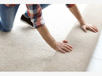 Ilustracja artykułu układanie wykładziny dywanowej krok po kroku - poradnik praktyczny