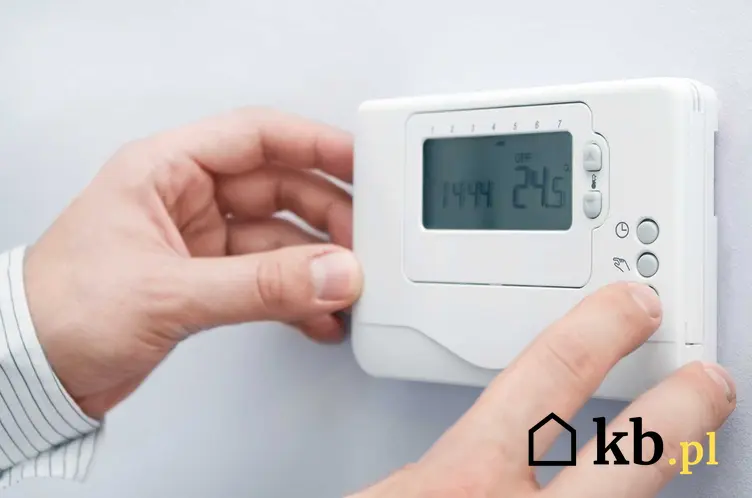 Termostat elektroniczny na ścianie lub termostat elektryczny do grzejnika oraz polecane regulatory pokojowe i opinie