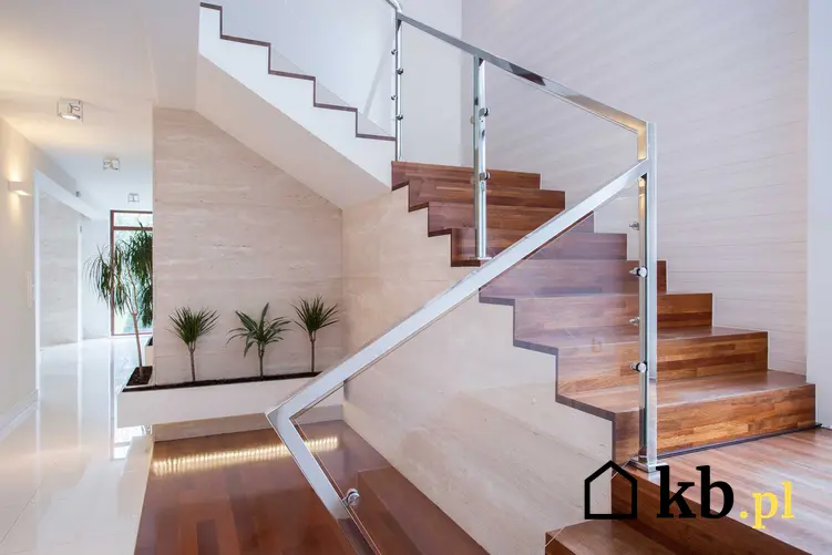 Poręcze do schodów wewnętrznych oraz balustrady szklane przy schodach drewnianych, a także polecane modele