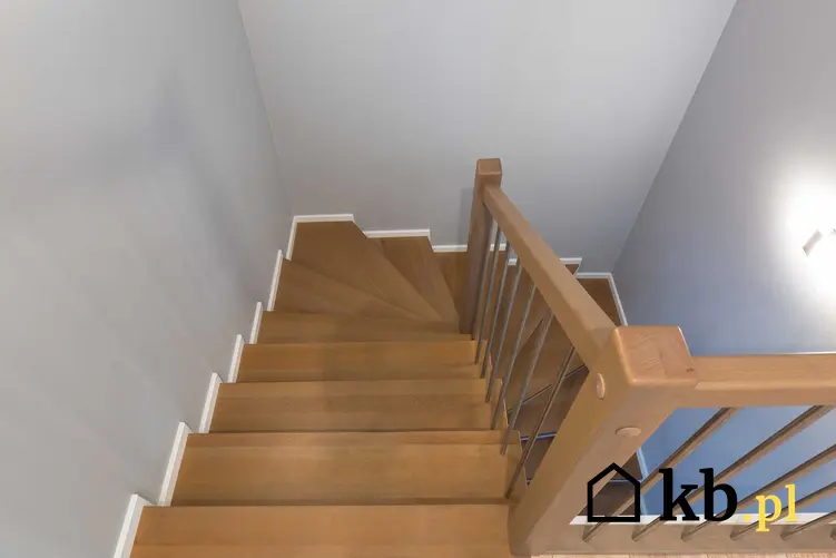 Schody bukowe tańsze niż schody dębowe czy schody jesionowe jako schody wewnętrzne w domu - opinie, zalety, ceny
