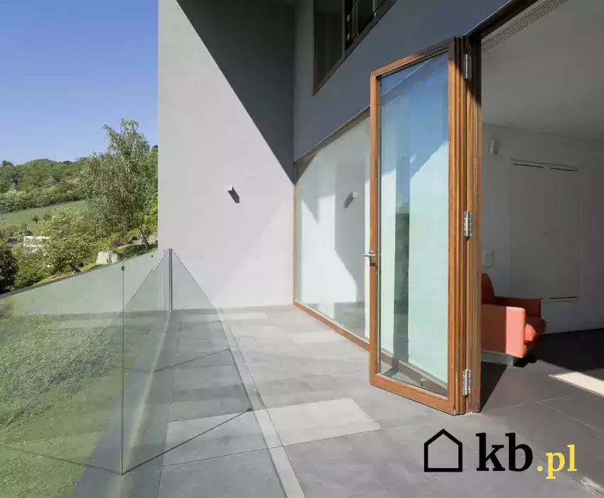 Drzwi balkonowe – drewniane i PCV