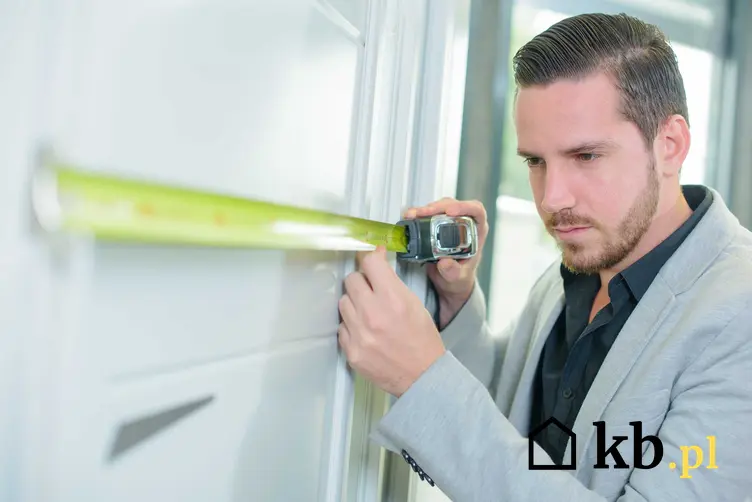 Drzwi przesuwne w mieszkaniu moga być schowane w ścianę lub nie. Drzwi naścienne można zamontować w zasadzie w każdym pomieszczeniu.