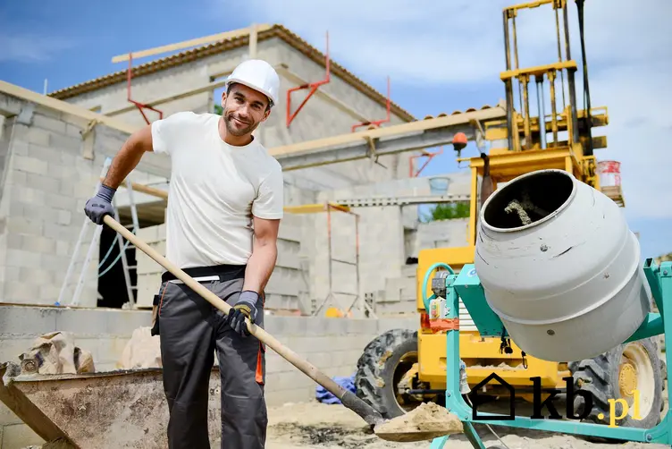 Piasek budowlany i piasek do zapraw na terenie budowy oraz mężczyzna na budowie przy betoniarce na budowie