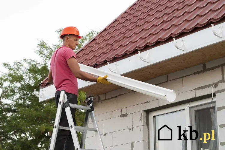 Montaż rynien przez mężczyznę oraz porady, jak montować rynny dachowe, czyli odprowadzenie wody z rynien