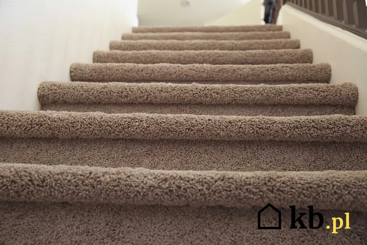Schody obite wykładziną, czyli wykładzina na schody, a dokładniej wykładzina dywanowa na schody betonowe i inne