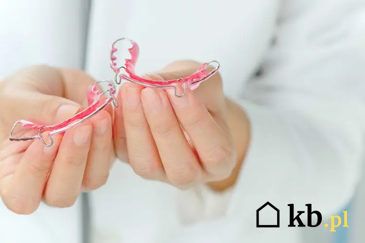 Retainer stały to bardzo często spotykane rozwiązanie proponowane przez ortodontów na początku leczenia