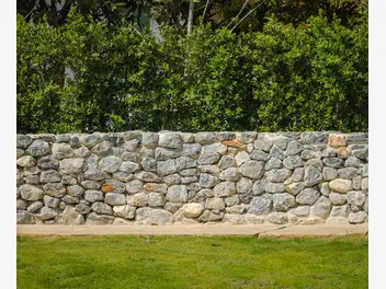 Ilustracja artykułu ogrodzenia z kamienia - rodzaje, koszty, opinie, przykłady, budowa krok po kroku