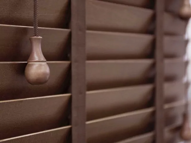 Żaluzje drewniane Castorama: oferta, ceny, opinie