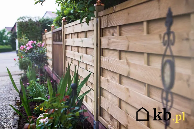 Pomysł na ogrodzenie drewniane oraz ceny za ogrodzenie domu, na przykład ogrodzenia modułowe, palisadowe lub nowoczesne metalowe