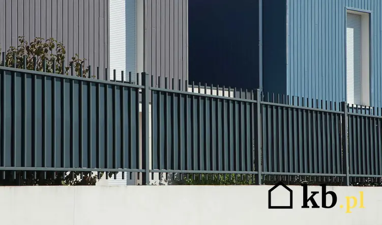 Ogrodzenia z profili stalowych przed budynkiem oraz polecane nowoczesne ogrodzenia metalowe do domu jednorodzinnego