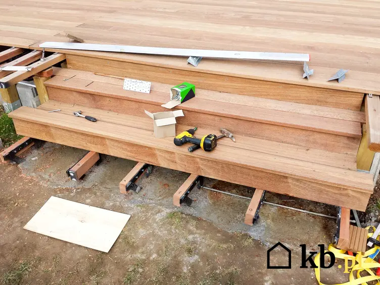 Schody tarasowe drewniane w czasie montażu podczas budowy, ich zalety,  polecane rodzaje i opinie na nich temat