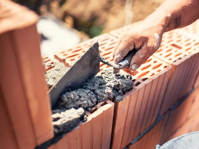 Cegła kratówka ceramiczna: opinie, zastosowanie