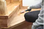 Renowacja drewnianych schodów – poradnik