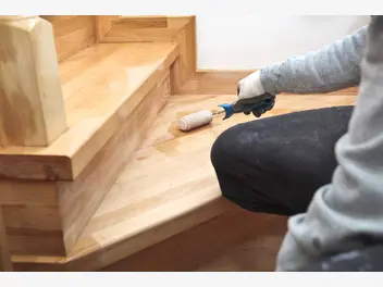 Ilustracja artykułu renowacja schodów drewnianych krok po kroku – poradnik praktyczny