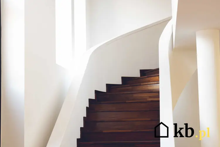 Ciemne schody drewniane na beton, czyli schody na beton i wykończenie drewnianych schodów wewnętrznych w nowoczesnym stylu