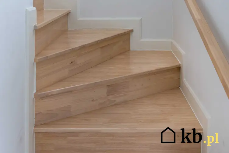 Schody drewniane na beton, czyli schody na beton i sposób na wykończenie betonowych schodów wewnętrznych drewnem