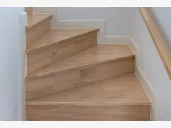 Ilustracja artykułu schody drewniane na beton - najlepsze rodzaje drewna, ceny, opinie