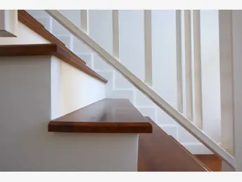 Ilustracja artykułu trepy na schody - rodzaje, ceny, opinie, materiały