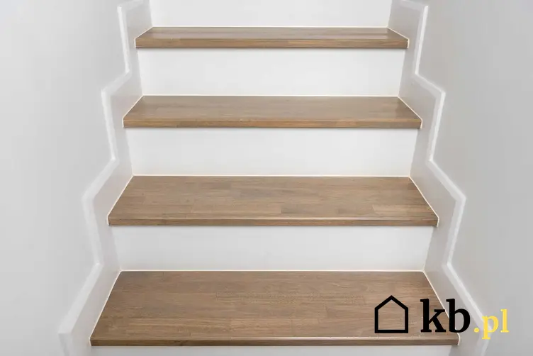Trepy na schody w jasnym kolorze i inne trepy drewniane na schody, opinie i cena za stopnice drewniane, najlepsze rodzaje i kolory