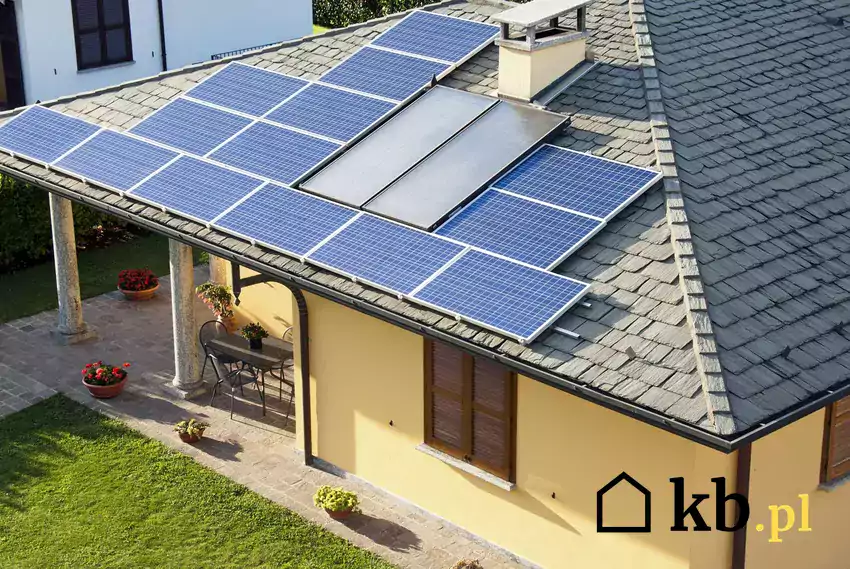 Kolektory słoneczne na dachu domu