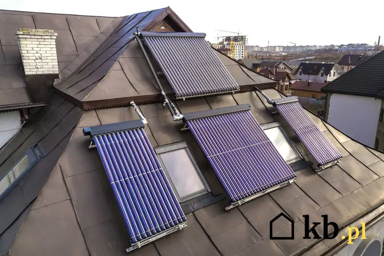 Kolektory słoneczne na dachu domu, czyli kolektory ciepła i solary wodne, a także cena zestawu na dom jednorodyinnz