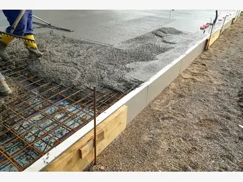 Ilustracja artykułu ile betonu potrzeba na fundamenty, a ile na strop? kalkulator objętości betonu